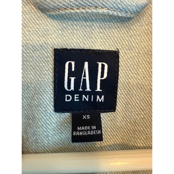 GAP Oversized Crop Denim Jacket XS Light Wash Raw Hem Icon Style NWT - Picture 7 of 8